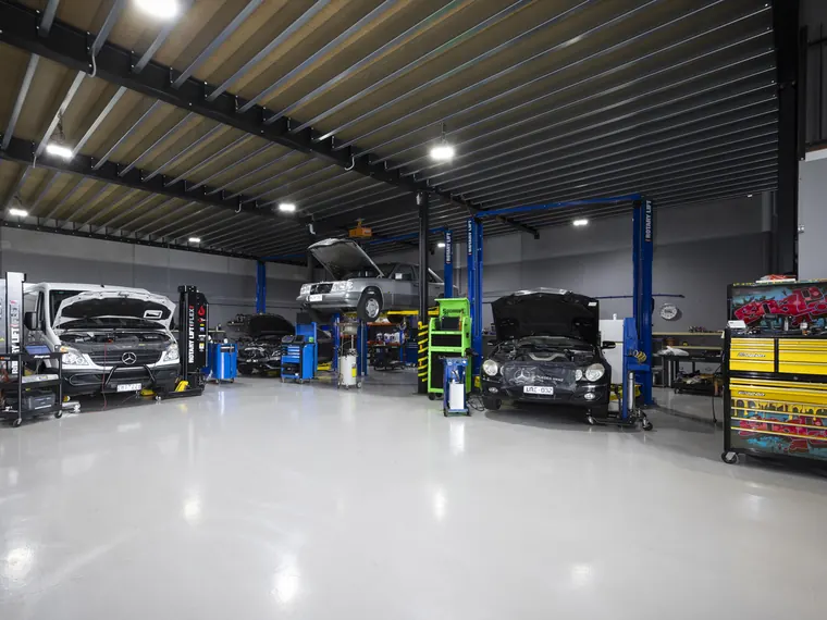 Mercedes-Benz wagon at the StarTech Prestige workshop
